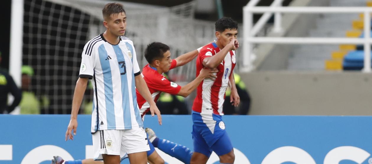 Allam Wlk Dure celebrando el gol de la victoria paraguaya.