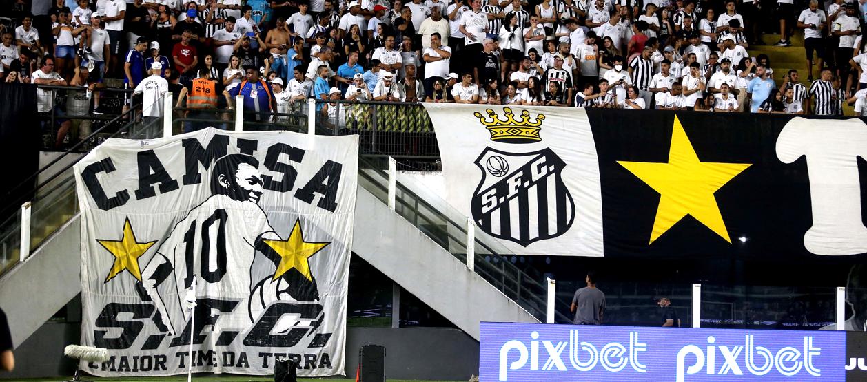 La hinchada también se unió al homenaje.