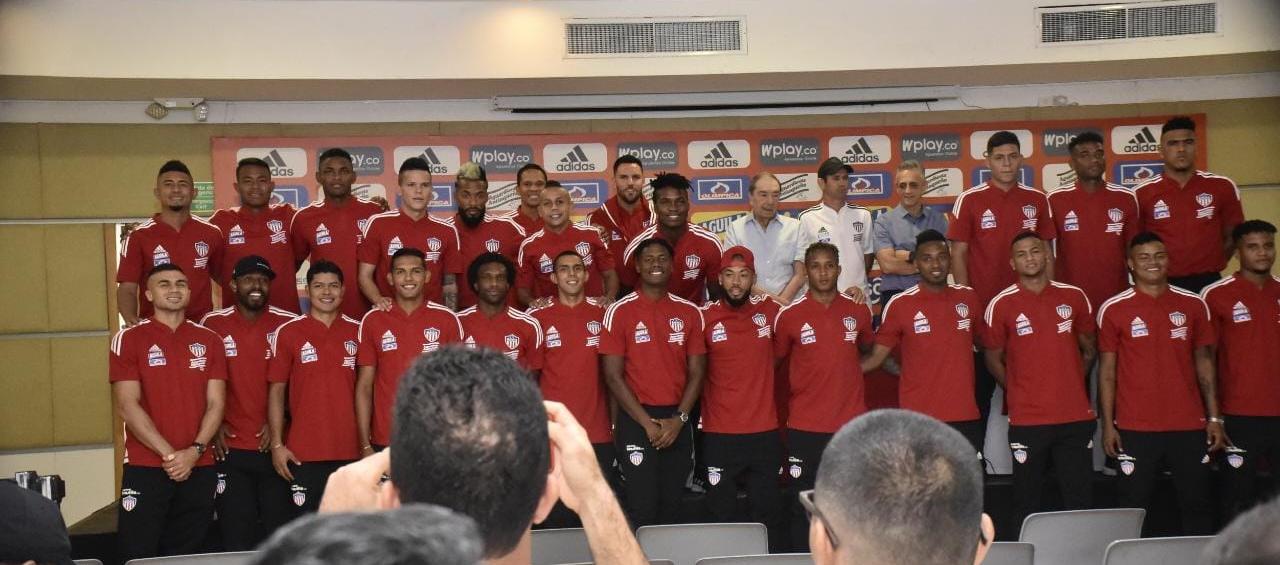 El grupo de jugadores del Junior posó con el acionista Fuad Char.