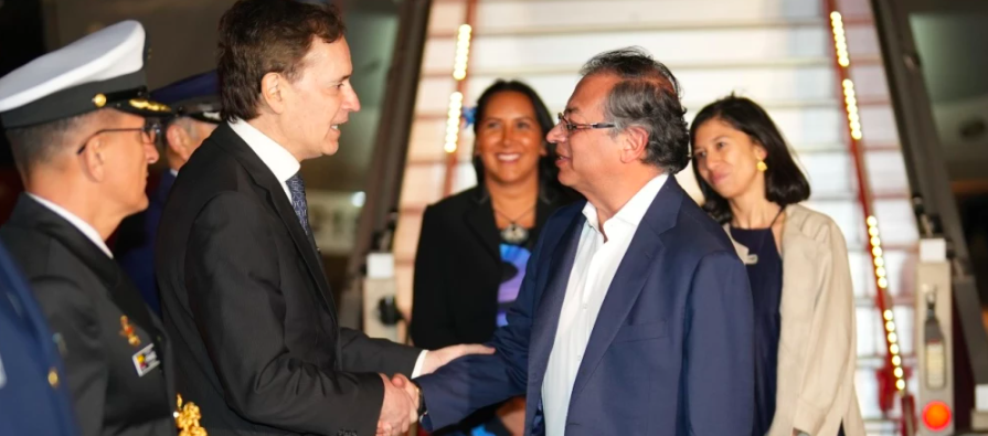 Gustavo Petro llegando a Chile.