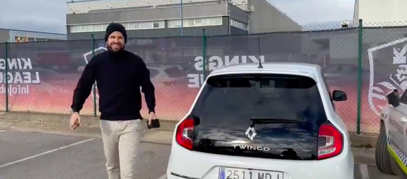 Gerard Piqué llegando en su Twingo.