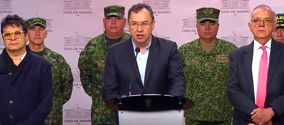 El Ministro del Interior, Alfonso Prada (centro).