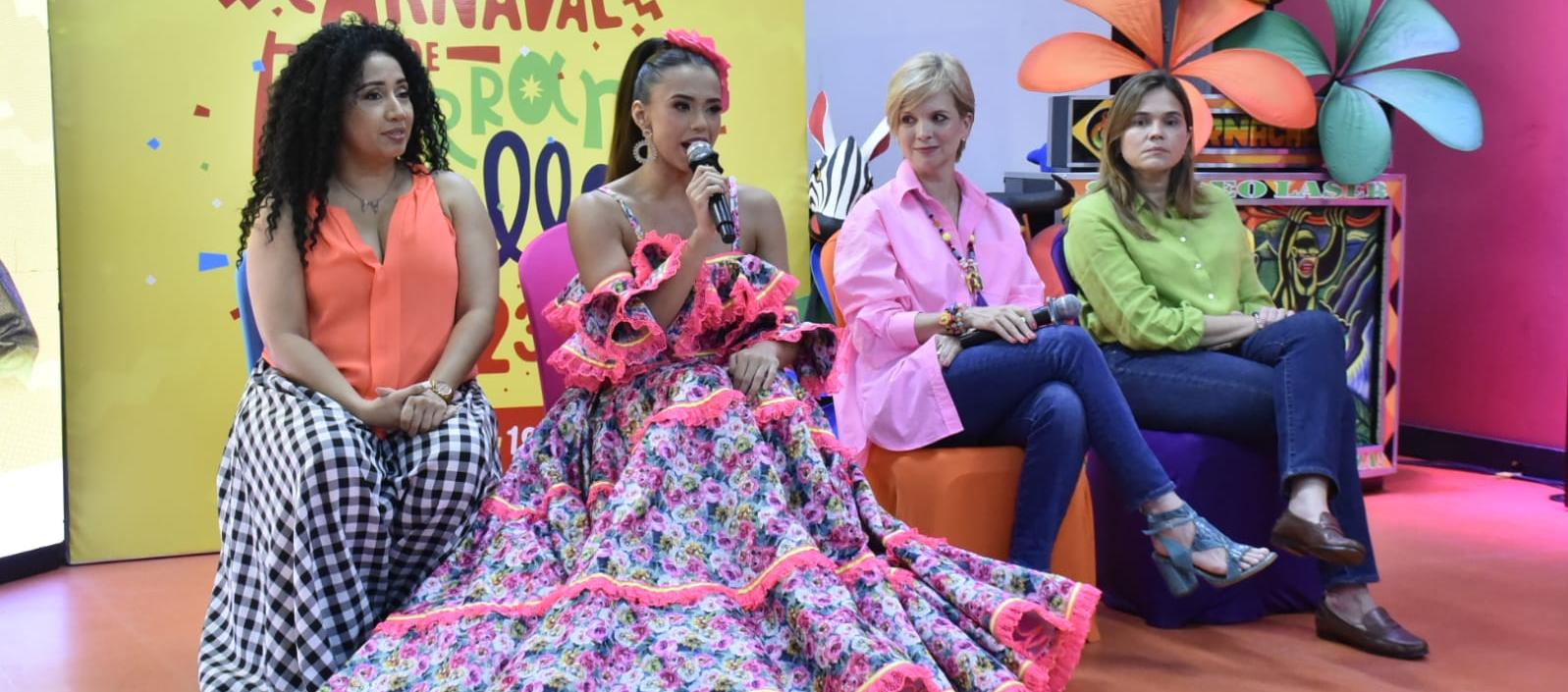 La coreógrafa Juliette De Alba, directora del show del Bando; Reina Natalia De Castro González; la Directora del Carnaval Sandra Gómez y la Secretaría de Cultura del Distrito María Teresa Fernández. 
