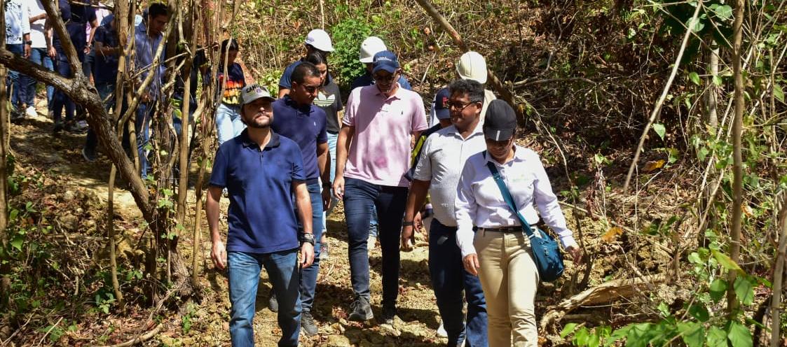 El Alcalde Jaime Pumarejo durante su inspección en las obras. 