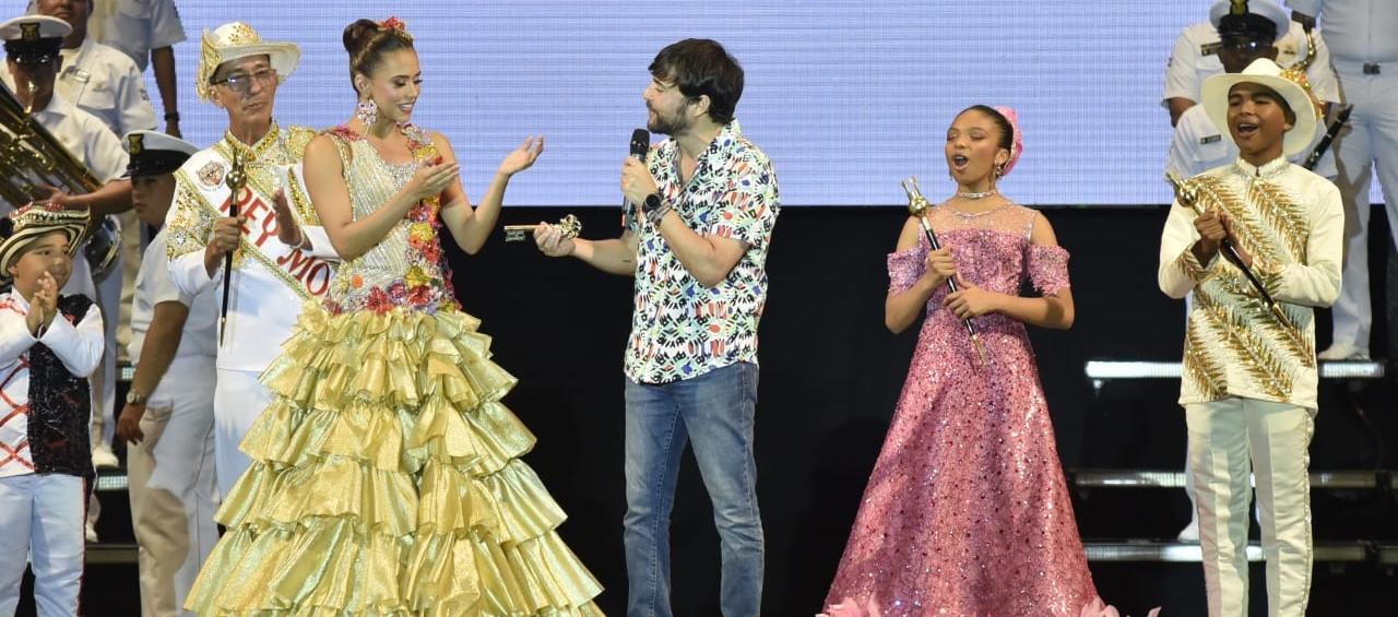 El Alcalde Jaime Pumarejo entregando las llaves de la ciudad a la Reina Natalia.