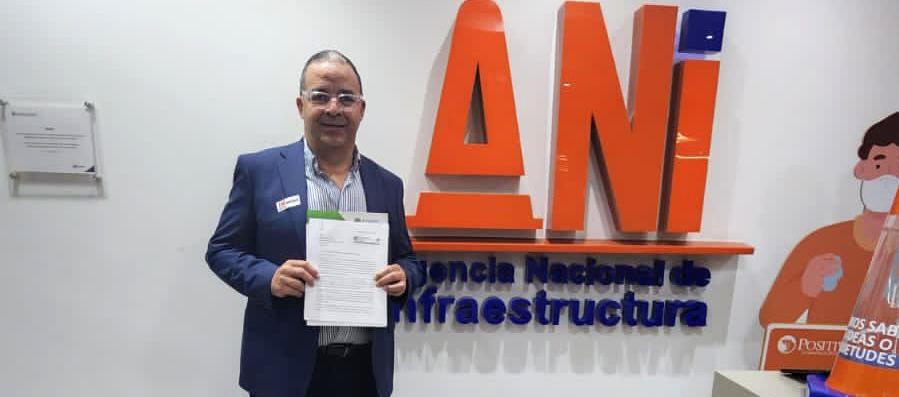 El Alcalde Roberto Celedón tras radicar la petición en representación de los mandatarios.