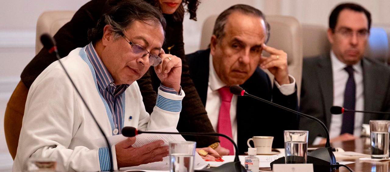 El Presidente Gustavo Petro y el Ministro de Transporte, Guillermo Reyes.