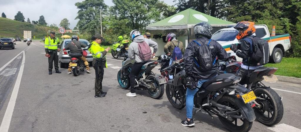 Control de la Policía de Tránsito en algunas vías del país.