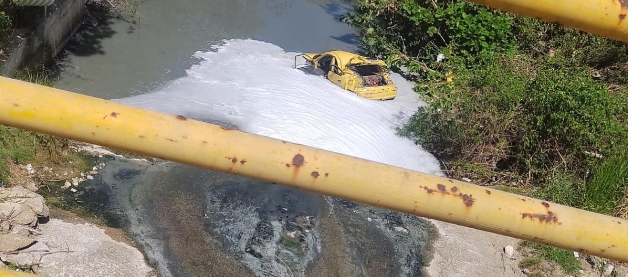 Así quedó el taxi en el arroyo.