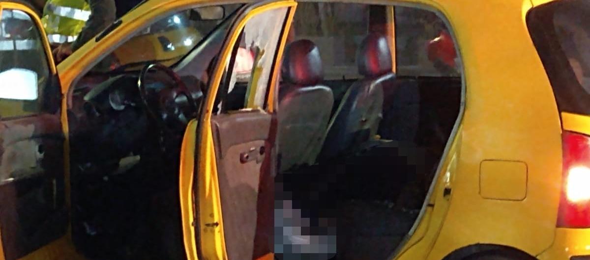 El taxi que fue atacado a tiros.