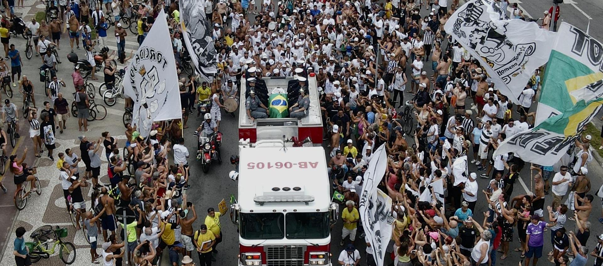 El féretro con los restos de Pelé recorre las calles de Santos.  de un 