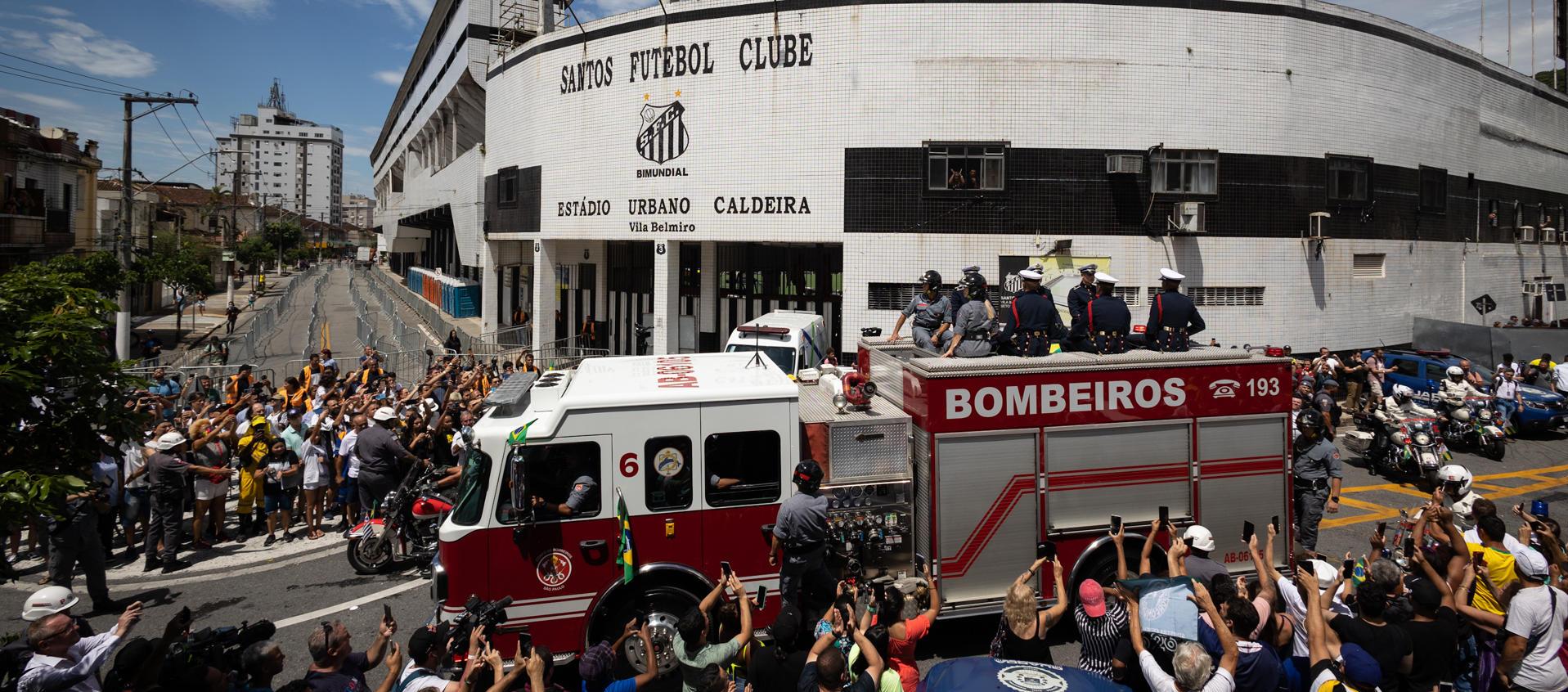 El cortejo fúnebre de Pelé partió del estadio Vila Belmiro de Santos.