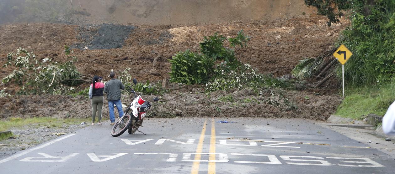 Bloqueo por derrumbe en la Vía Panamericana.