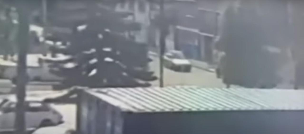 Vehículo que llegó al contenedor de basura.