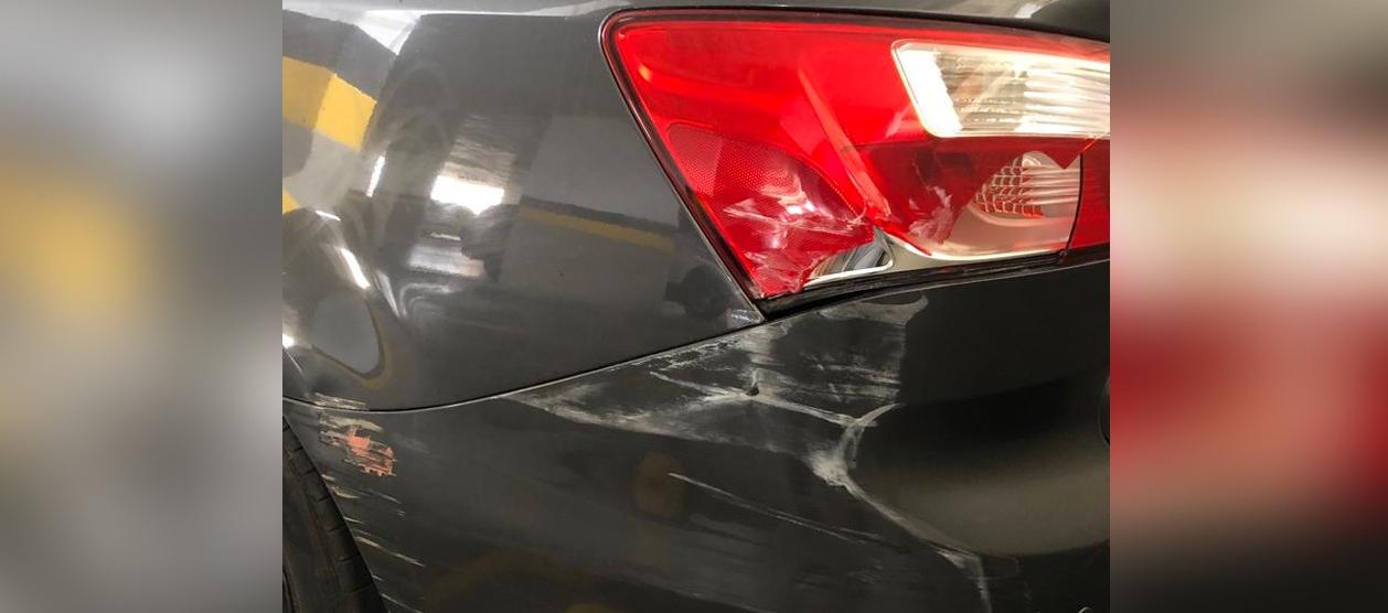 Así quedó el vehículo tras ser embestido por la camioneta de la Policía. 