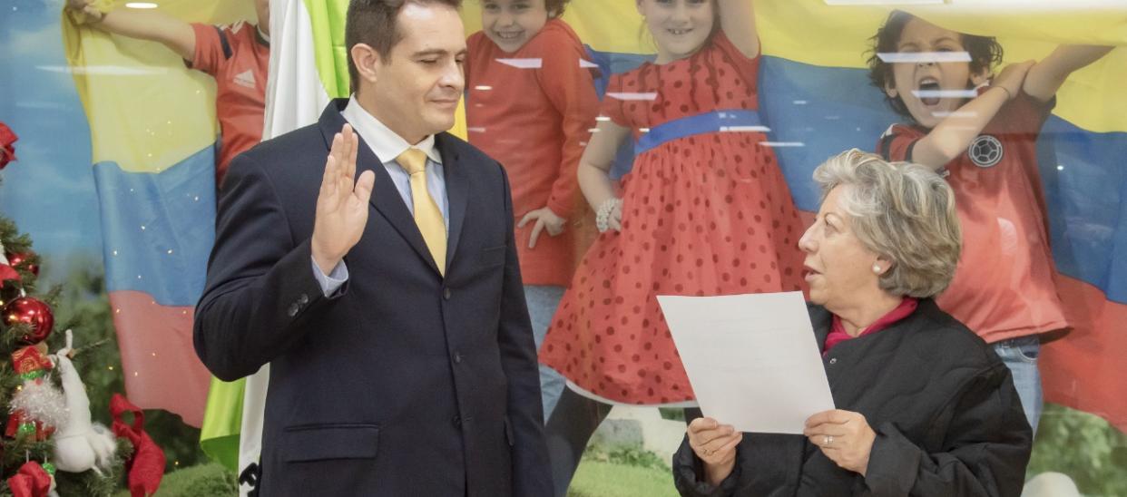 Álvaro Manuel González Hollman asumió ante la directora del ICBF, Concepción Baracaldo.