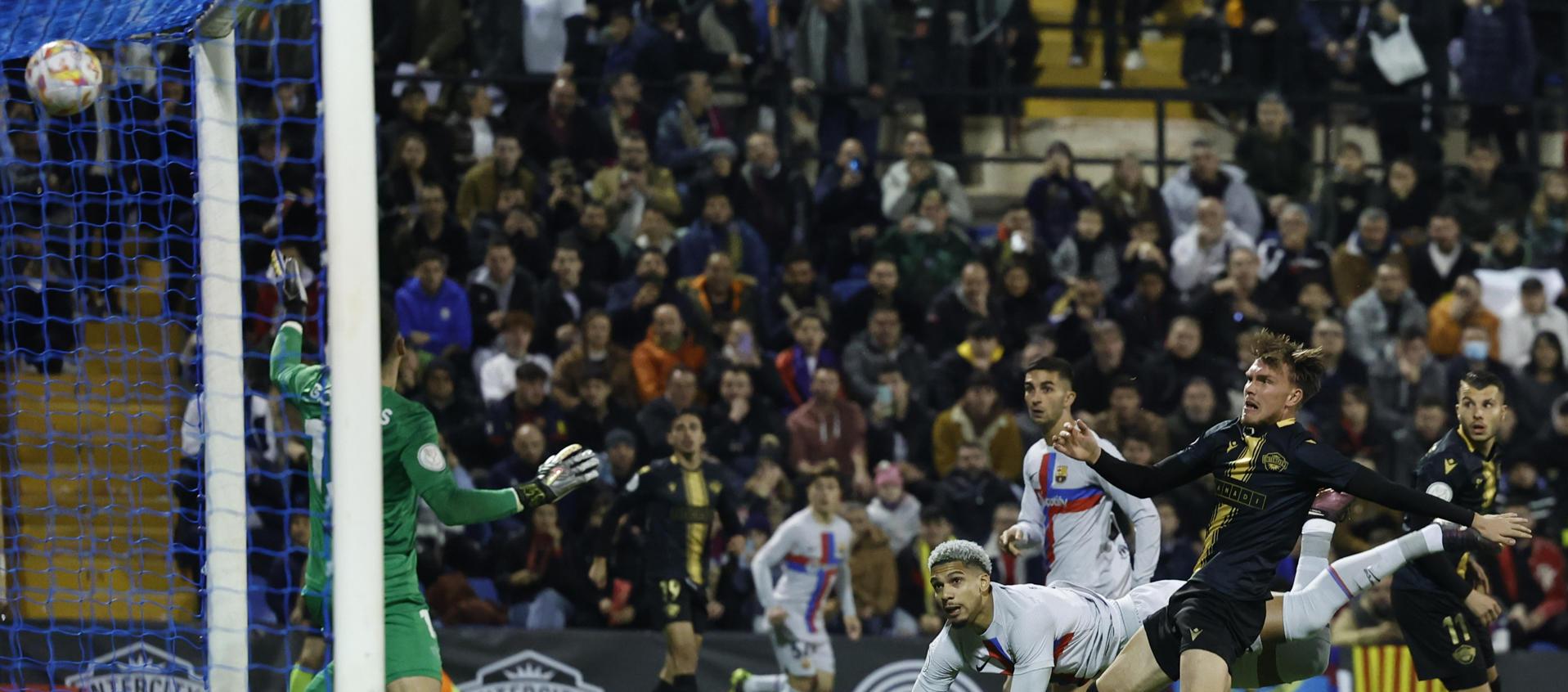 Sergio Araújo, con golpe de cabeza, marcó el primer gol del Barcelona.