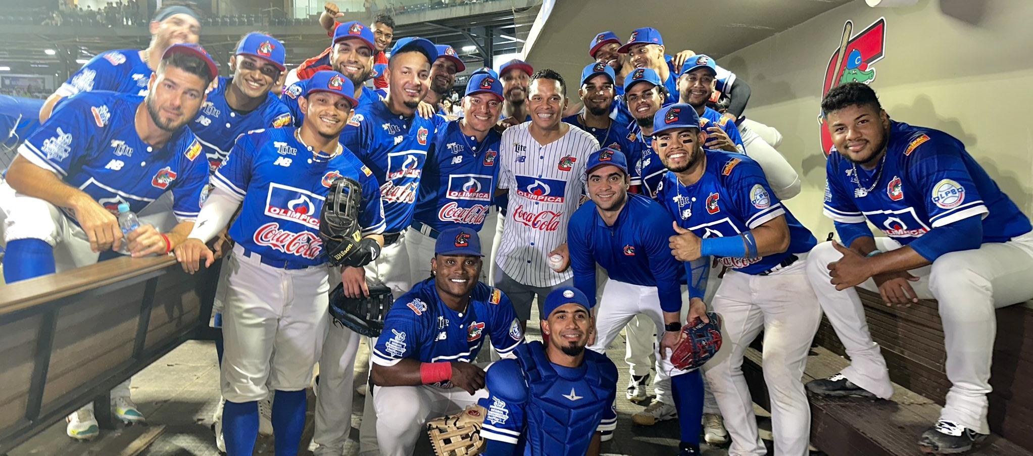 Carlos Bacca posó con los Caimanes antes del juego contra Vaqueros.