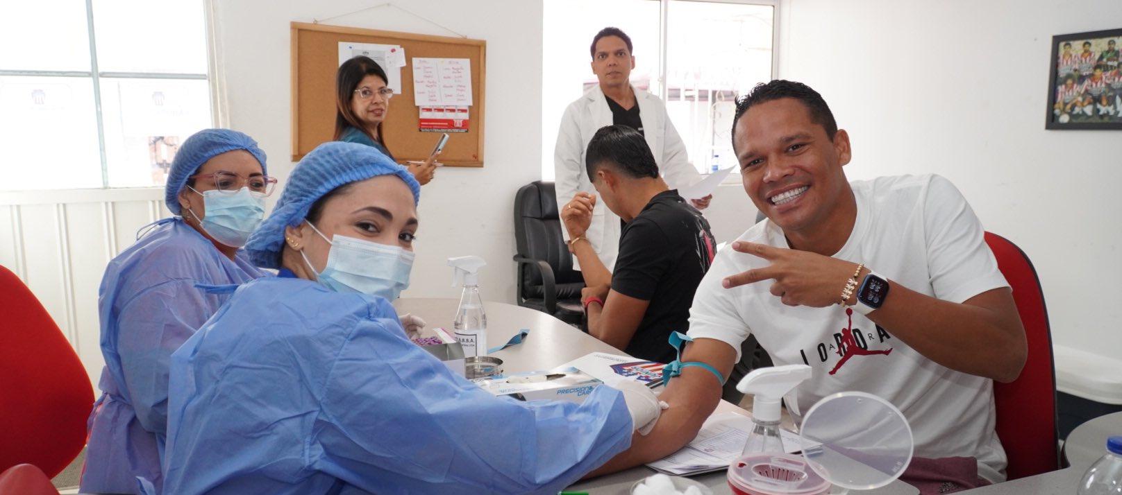 Carlos Bacca cumpliendo con las pruebas de laboratorio.