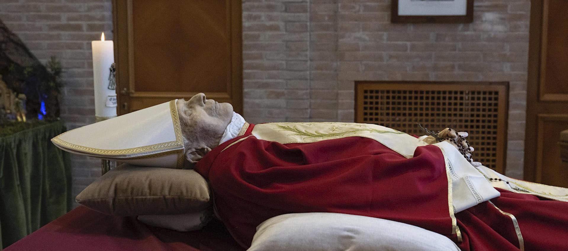 Los restos de Benedicto erán expuestos desde lunes en la basílica de San Pedro.