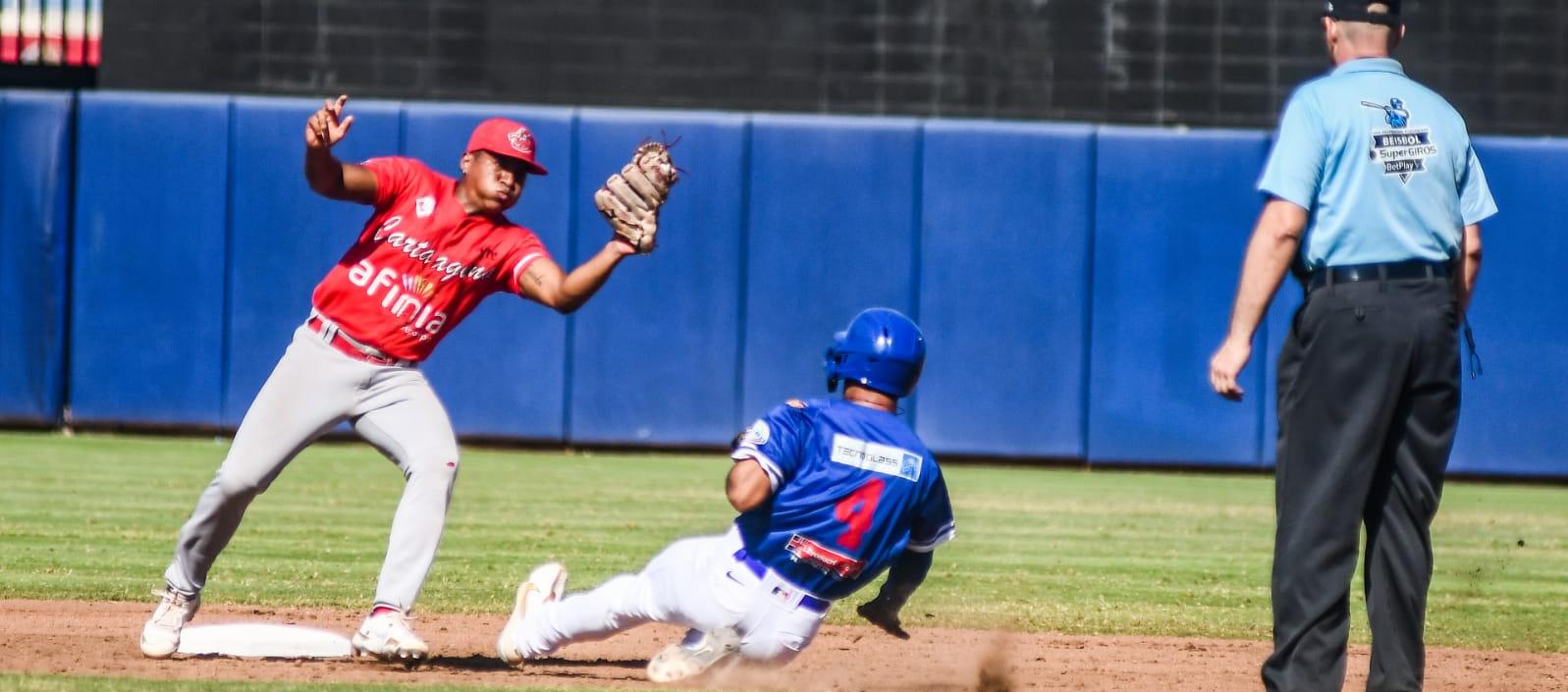Brallan Pérez, de Tigres, pone out en segunda a Juan Zabala. 