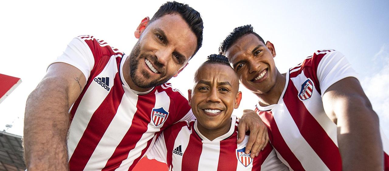 Sebastián Viera, Vladimir Hernández y Hómer Martínez con la nueva camiseta.
