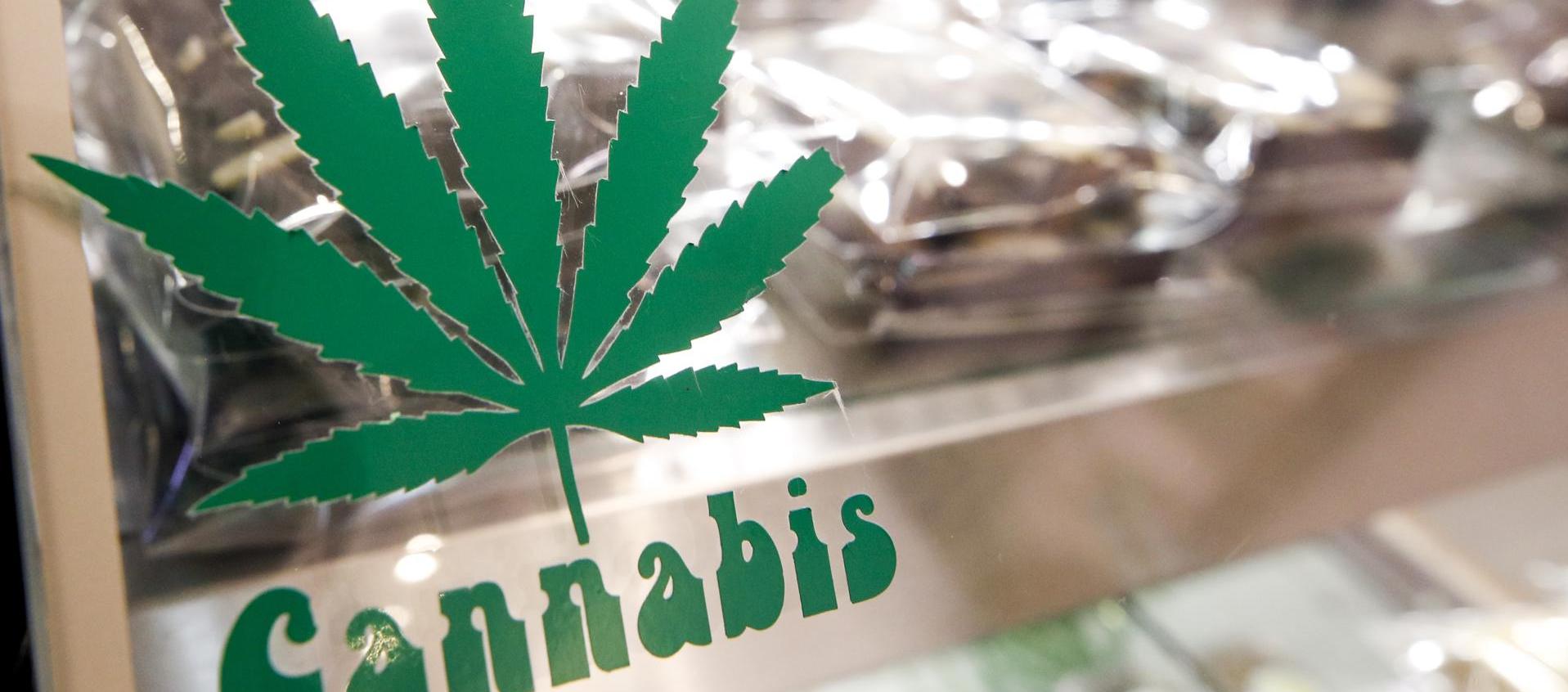 Brownies de cannabis en un mostrador, en una fotografía de archivo.