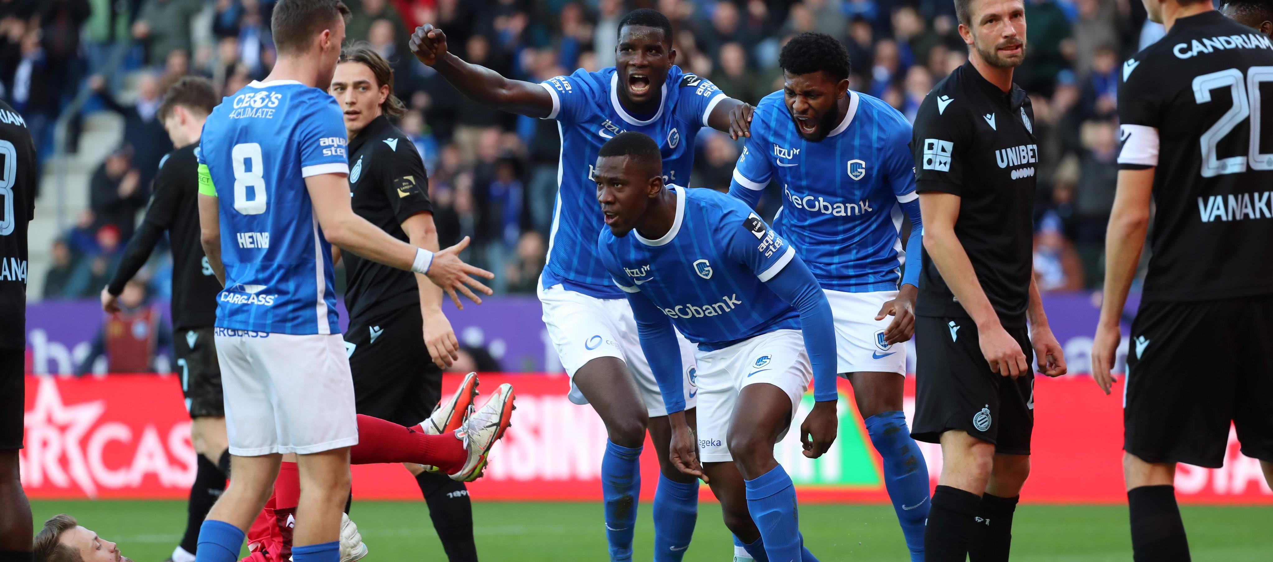 Una jugada en la que interviene el colombiano Carlos Cuesta en el partido entre Genk y el Brujas.