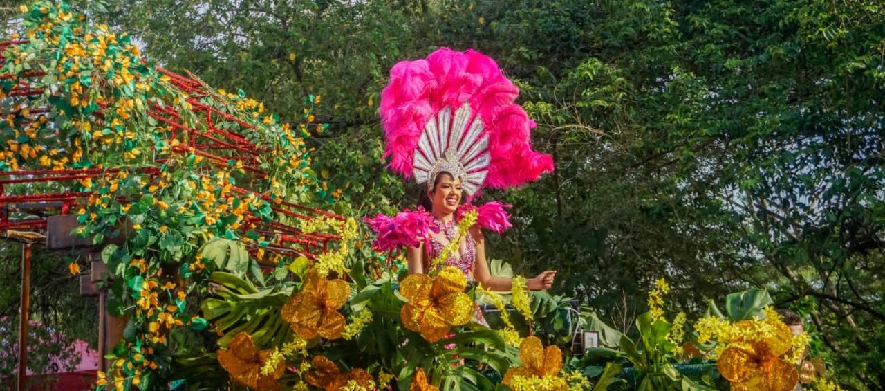 Desfile de Carrozas en las Fiestas del 20 de Enero, en Sincelejo.