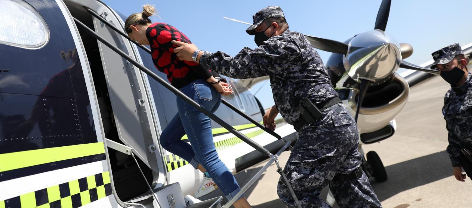 Momento en que era expulsada de El Salvador, Margareth Chacón Zúñiga.