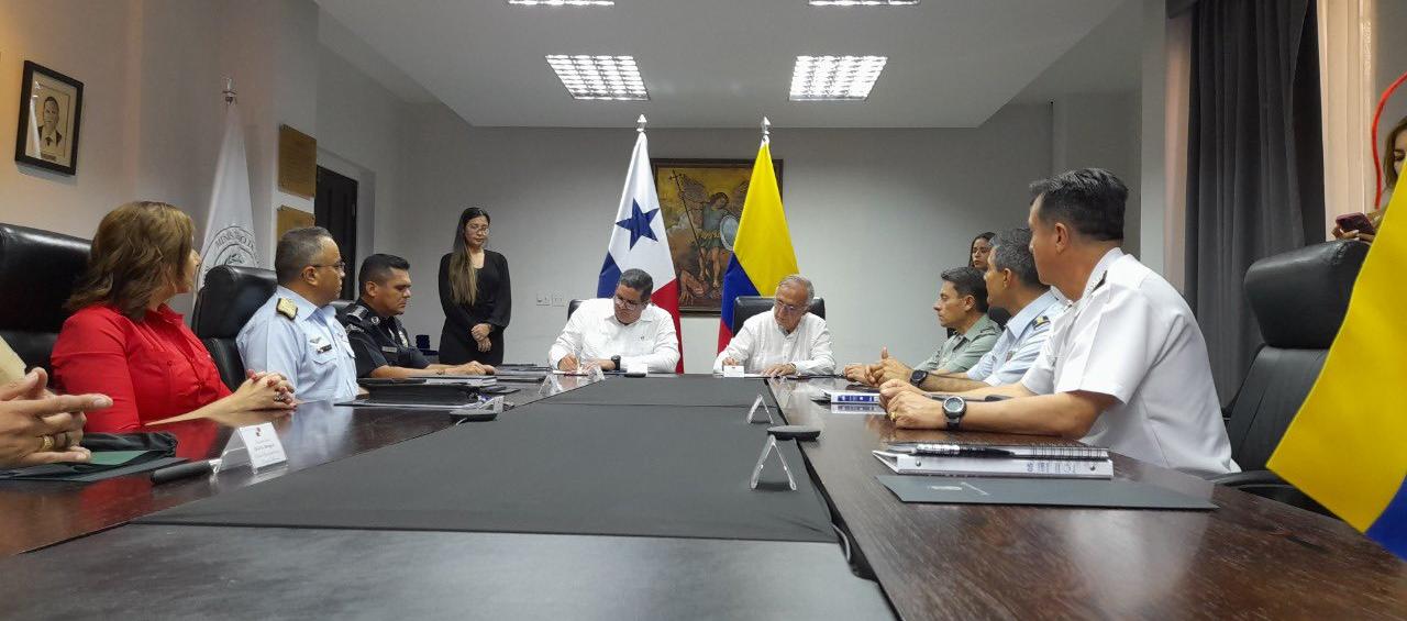 Encuentro de los titulares de Seguridad y de Defensa de Panamá y Colombia, Juan Manuel Pino e Iván Velásquez.