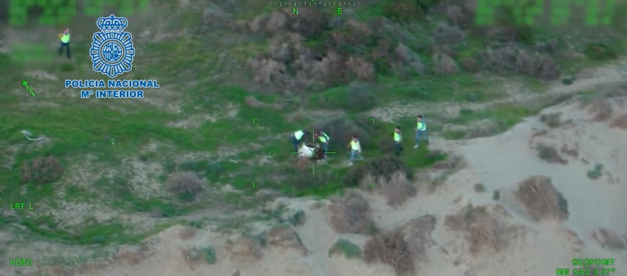 Policías de España en las playas de Marbella en donde fue asesinada la colombiana.