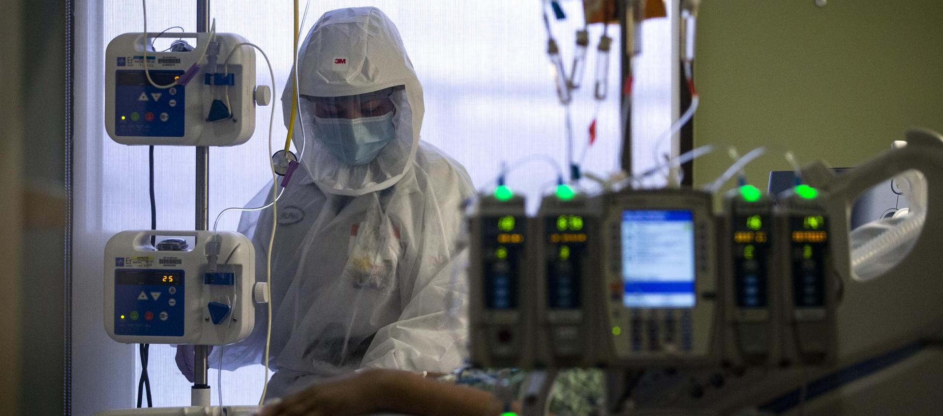 Imagen de archivo de una persona con Covid-19 en una unidad de cuidados intensivos