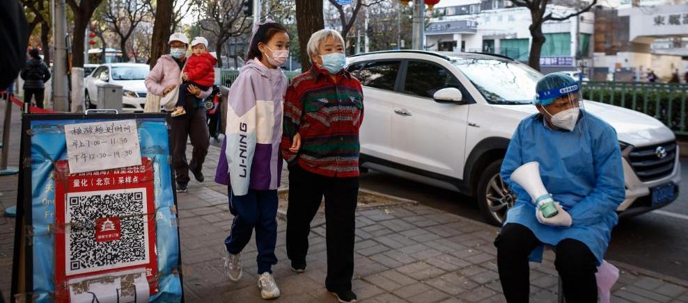 Ciudadanos hacen fila para un test de Covid en Pekín.