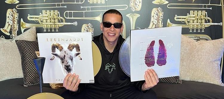 Daddy Yankee y su disco de vinilo.