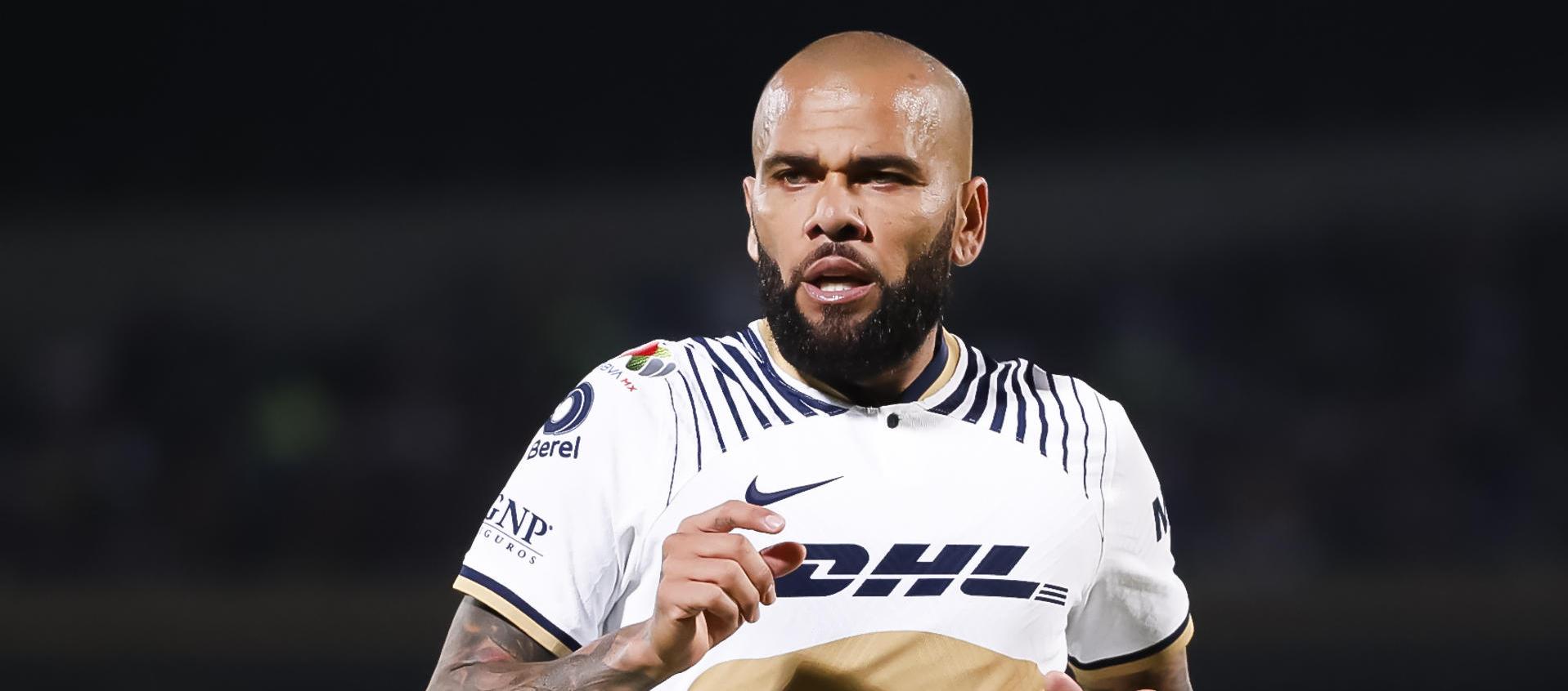 Dani Alves juega en Pumas en junio de 2022.