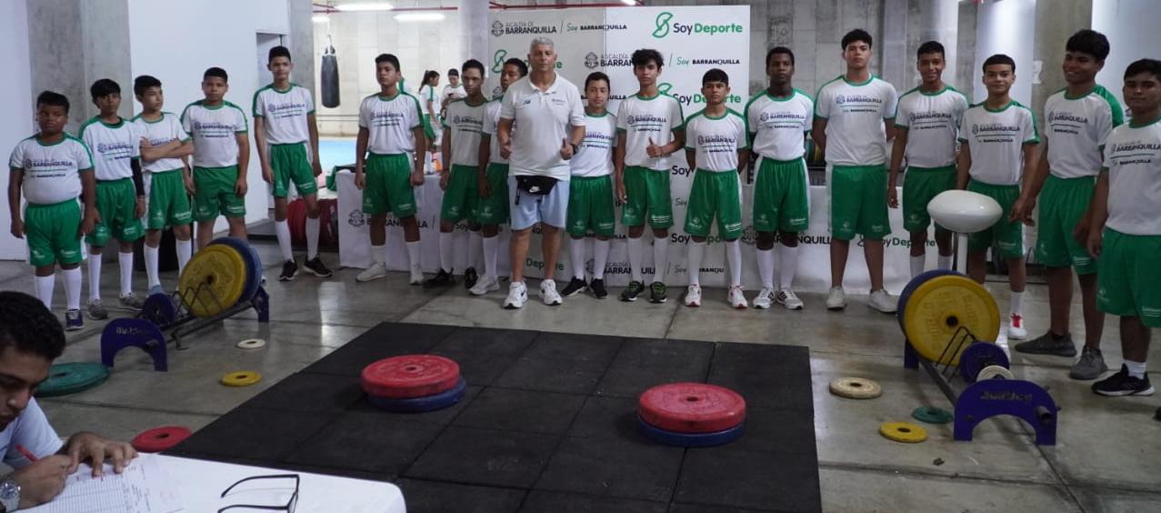 Varios de los beneficiados de las Escuelas de Formación Deportivas del Distrito.