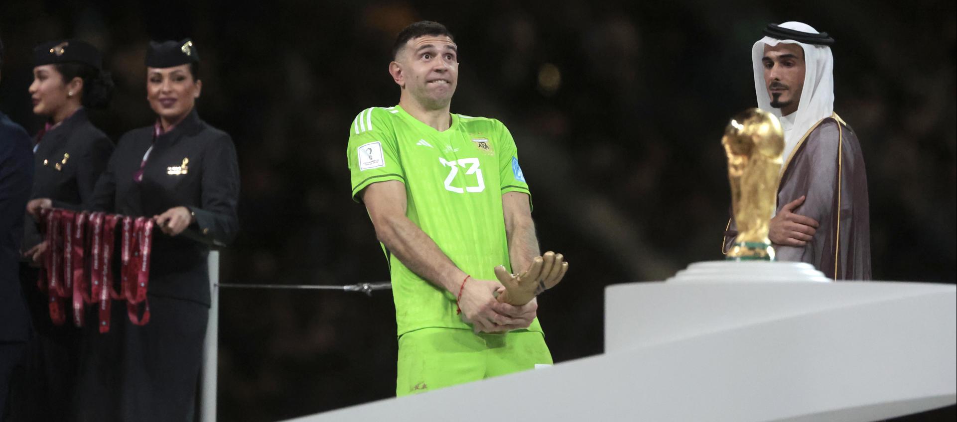 El portero argentino 'Dibu' Martínez y su gesto obsceno en los festejos.