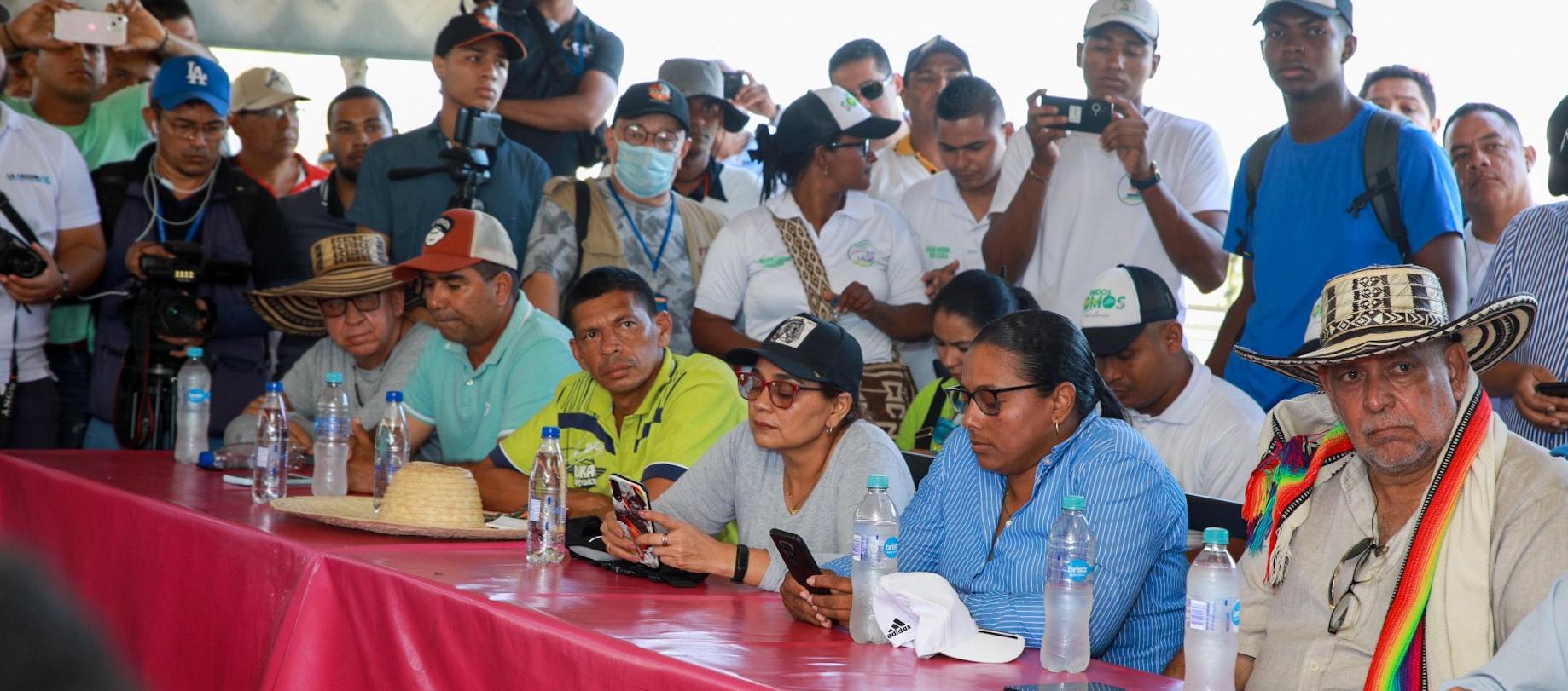 Dirigentes de La Mojana reunidos con el gobernador de Córdoba, Orlando Benítez.