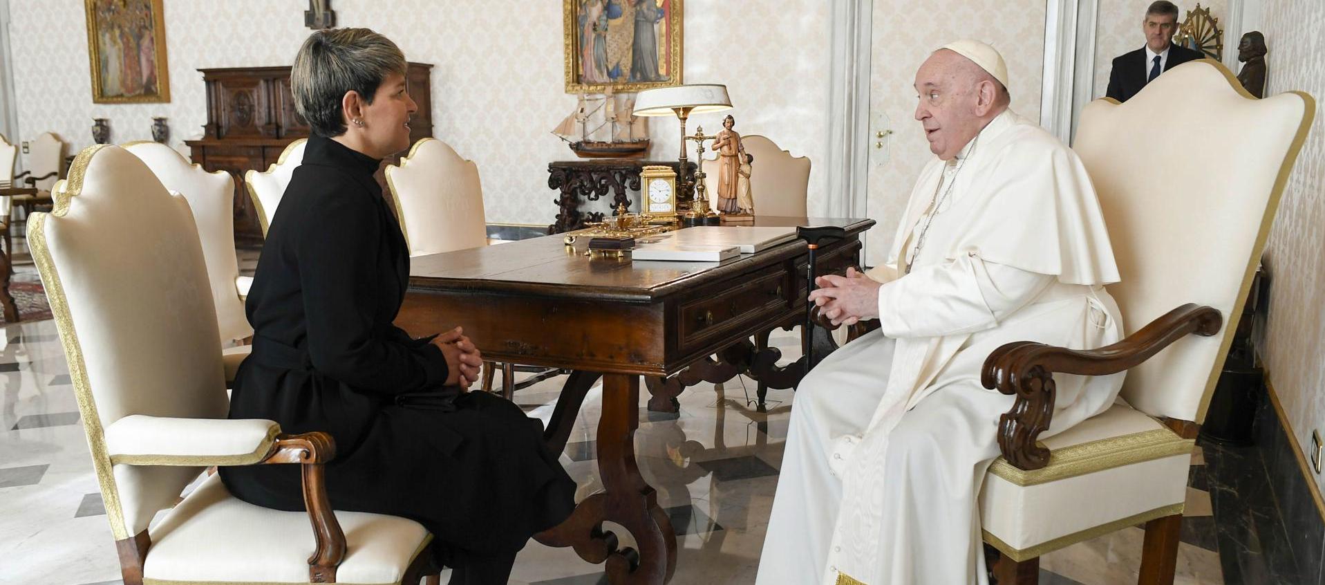 El Papa Francisco y Verónica Alcocer en la audiencia privada de este sábado.