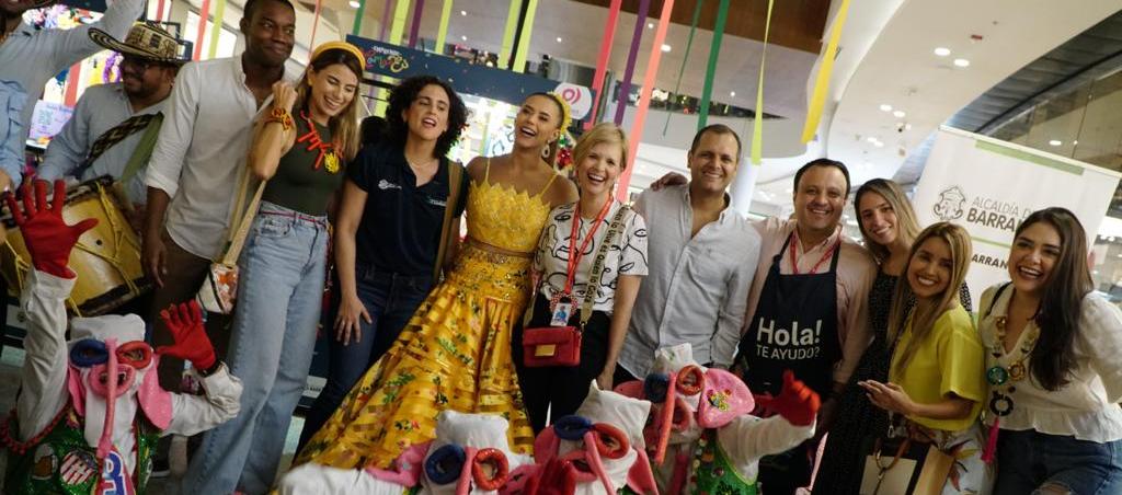 La reina Natalia De Castro, el secretario de Desarrollo Economico, Miguel Castillo, y la gerente de Carnaval, Sandra Gómez, con algunos de los emprendedores de la feria