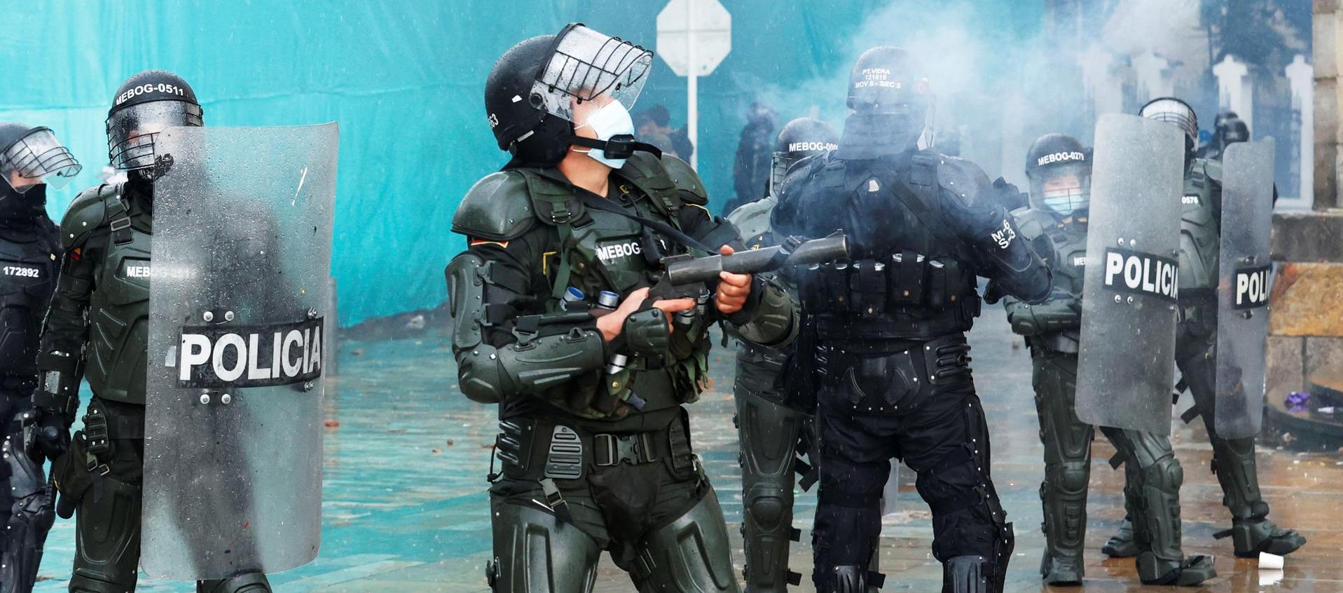 Miembros del Escuadrón Móvil Antidisturbios (Esmad) se enfrentan a manifestantes durante una jornada de protestas en Bogotá.