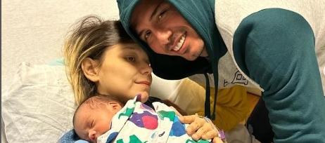 Paula Durán y Sergio Vega con Juan José, el terrce hijo que nació en noviembre pasado.