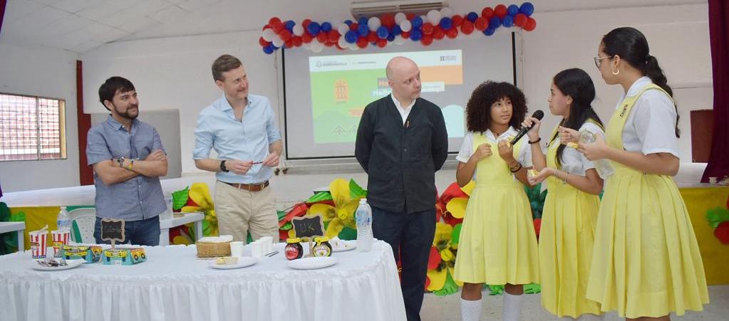 El Alcalde Jaime Pumarejo en el acto de firma con el Consejo Británico.