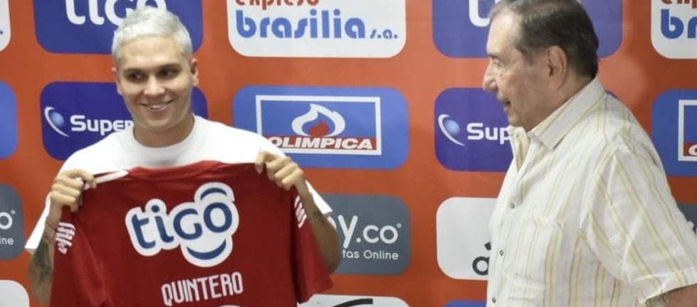 Juan Fernando Quintero y Fuad Char en la presentación del jugador antioqueño.