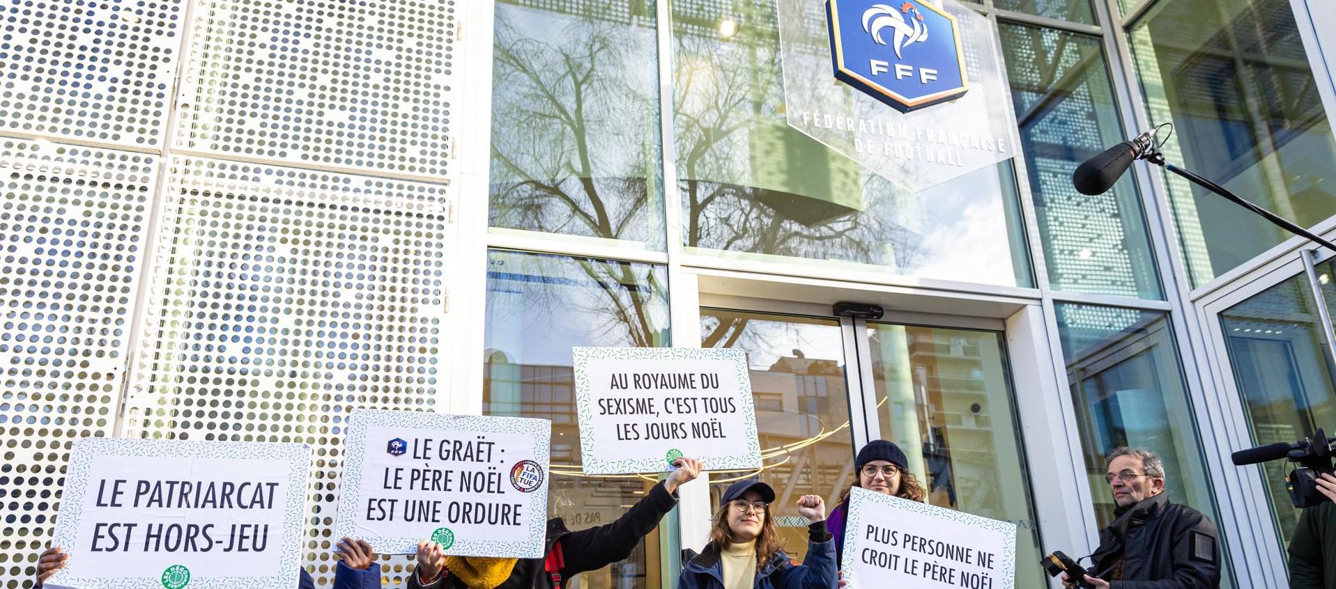 Protestas en la sede de la FFF contra su presidente Noël Le Graët.