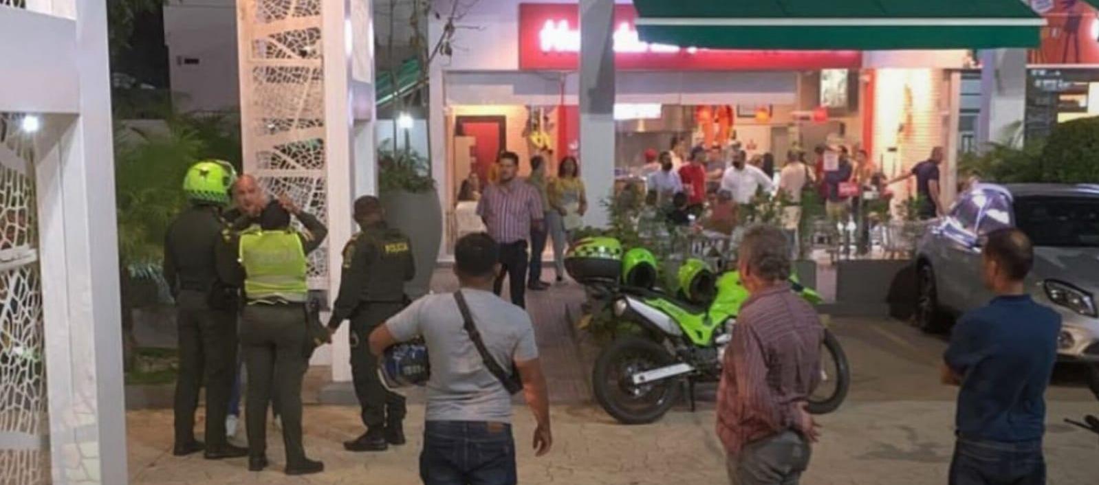 Clientes y curiosos después del atraco en la Heladeria Americana