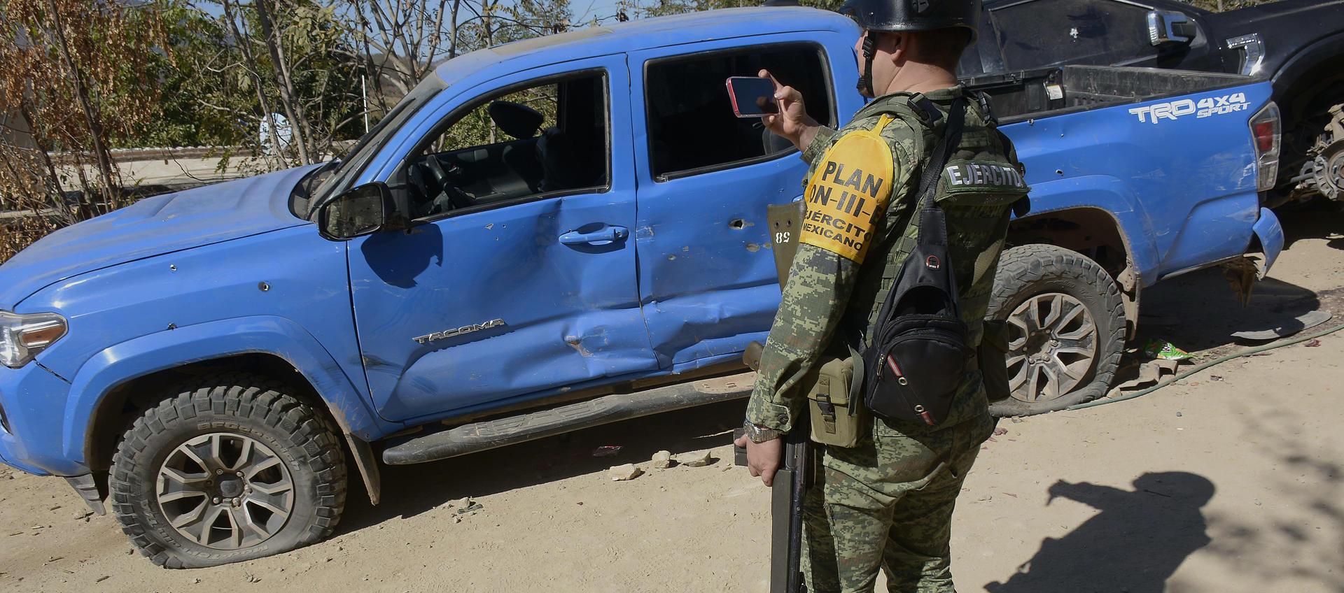 Integrantes del Ejercito Mexicano reguardan la zona donde fue capturado Ovidio Guzmán, hijo del 'Chapo', en Culiacán, Sinaloa.