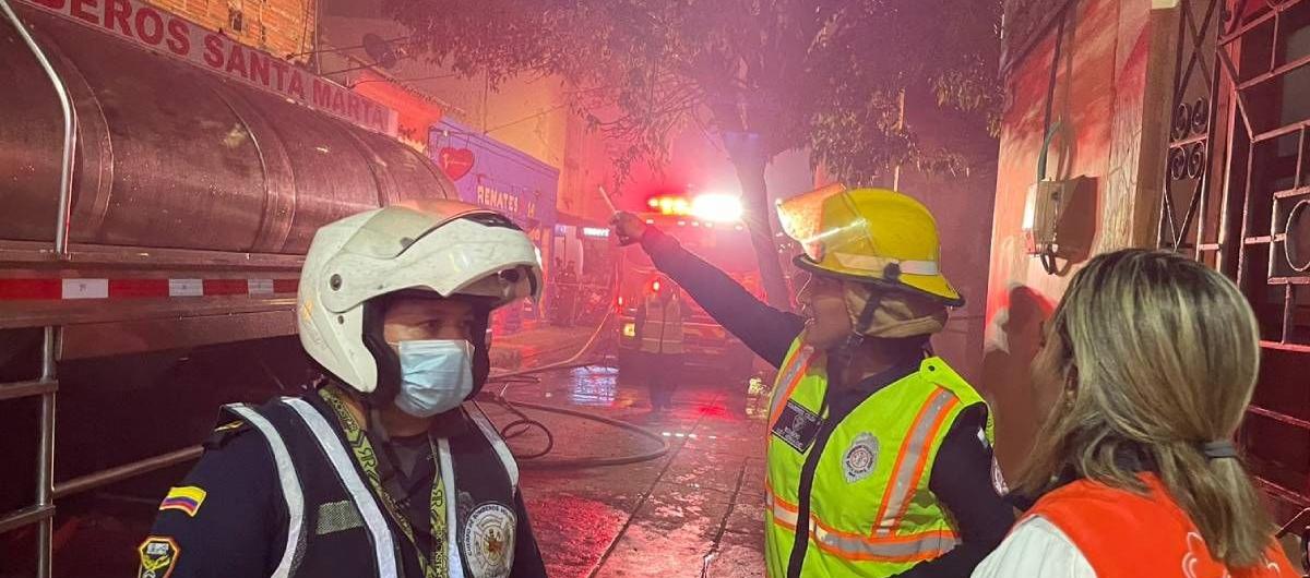 Bomberos en el momento de la emergencia.