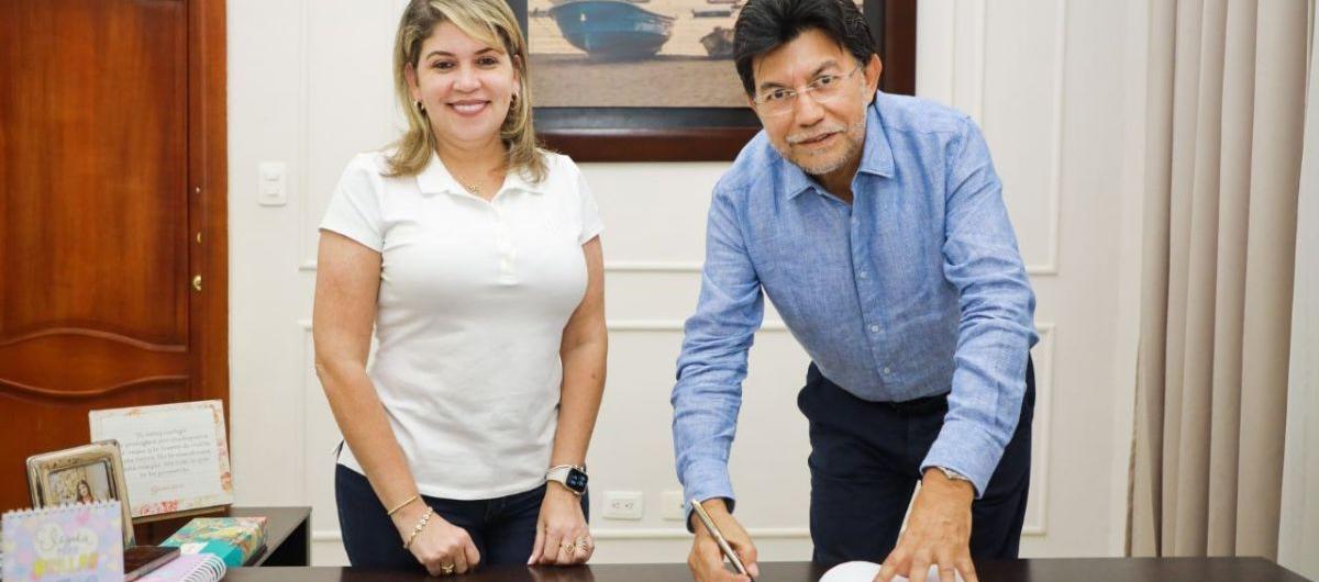 José Humberto Torres cuando se posesionaba ante la alcaldesa Virna Johnson.